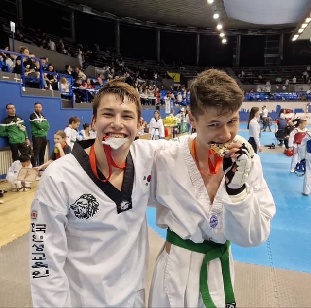 Mladi tekvondo sportisti sa medaljama